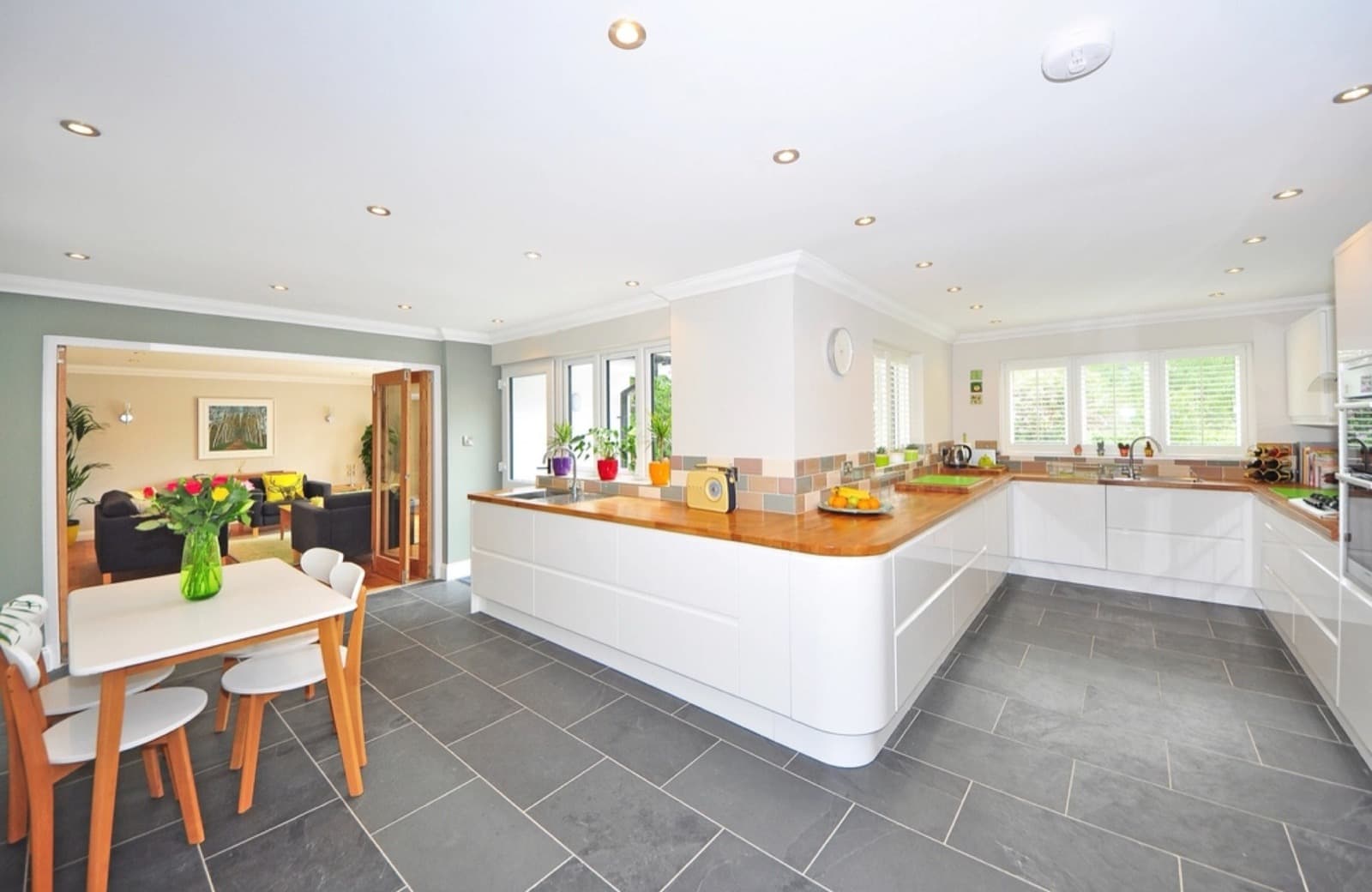 Open-plan kitchen in Edison (after)